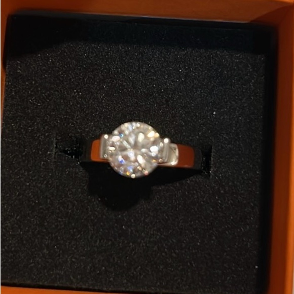 Elegant Sterling Silver Ring Size 7 with Clear Gemstone.